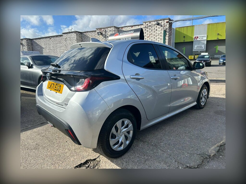 Toyota Yaris 1.5 Vvt-h Design E-cvt Euro 6 Ss LK71EUO Silver #3