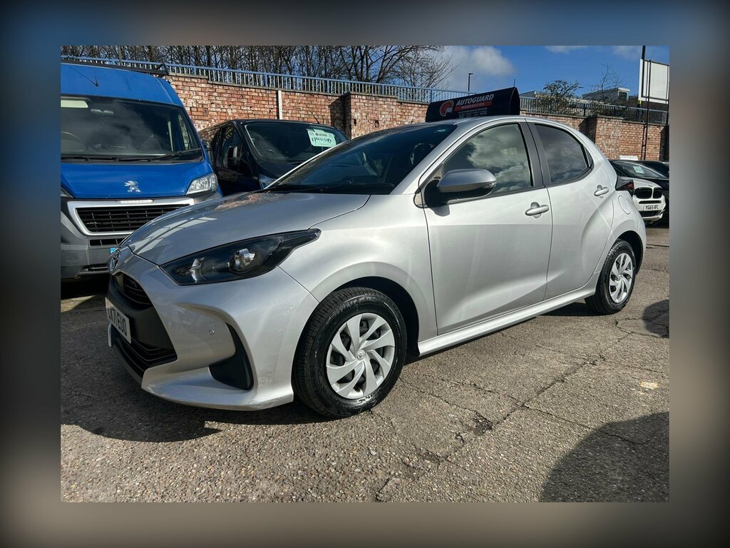 Toyota Yaris 1.5 Vvt-h Design E-cvt Euro 6 Ss LK71EUO Silver #2