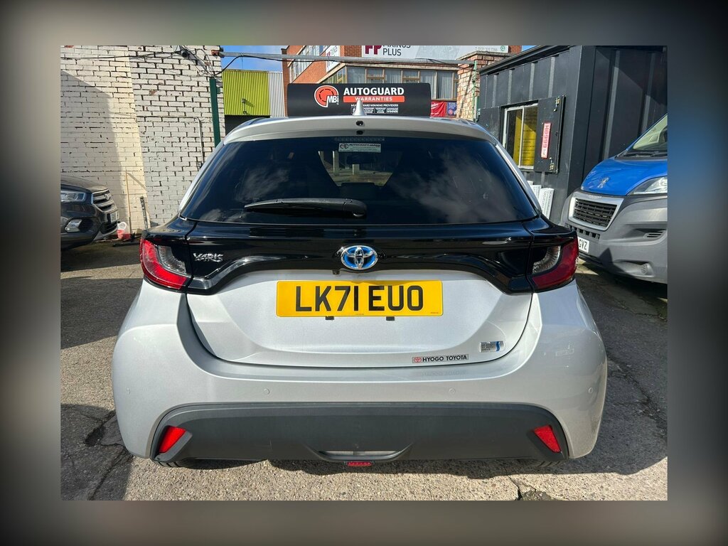 Toyota Yaris 1.5 Vvt-h Design E-cvt Euro 6 Ss LK71EUO Silver #6