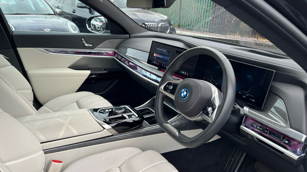 BMW i7 60 105.7Kwh Excellence Pro Xdrive YJ74JPW Black #6