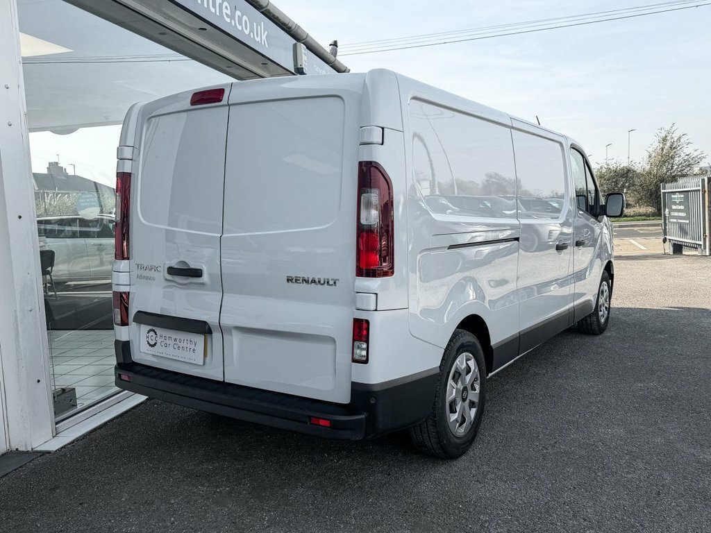 Renault Trafic 2L Advance MC74GXW White #6