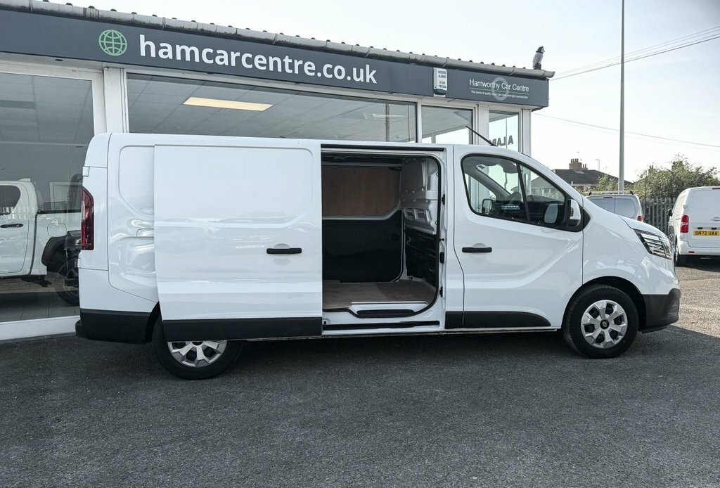 Renault Trafic 2L Advance MC74GXW White #2