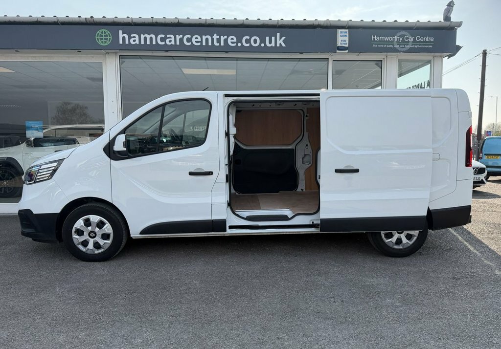 Renault Trafic 2L Advance MC74GXW White #4