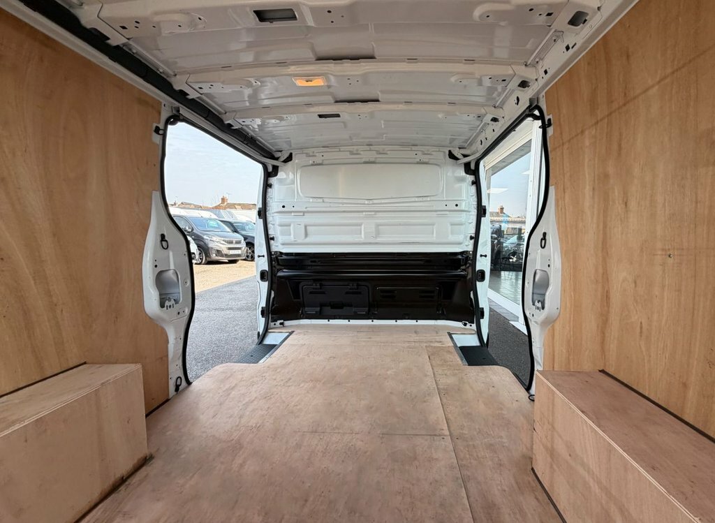 Renault Trafic 2L Advance MC74GXW White #3