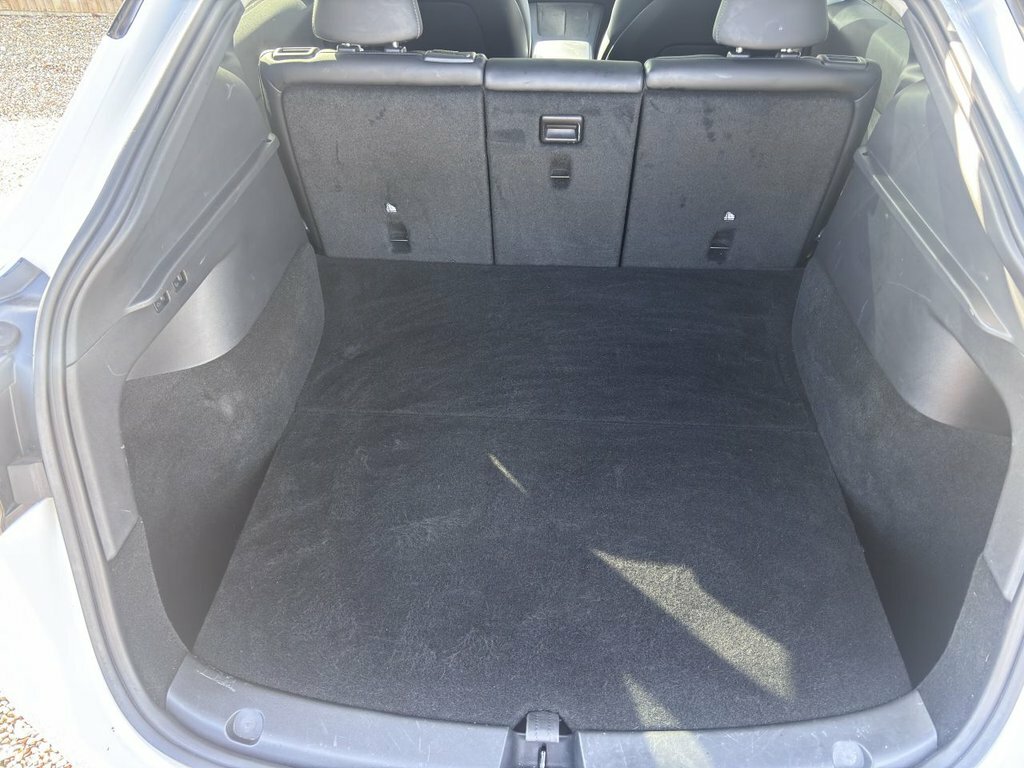 Tesla Model Y Suv LG73PRU White #4