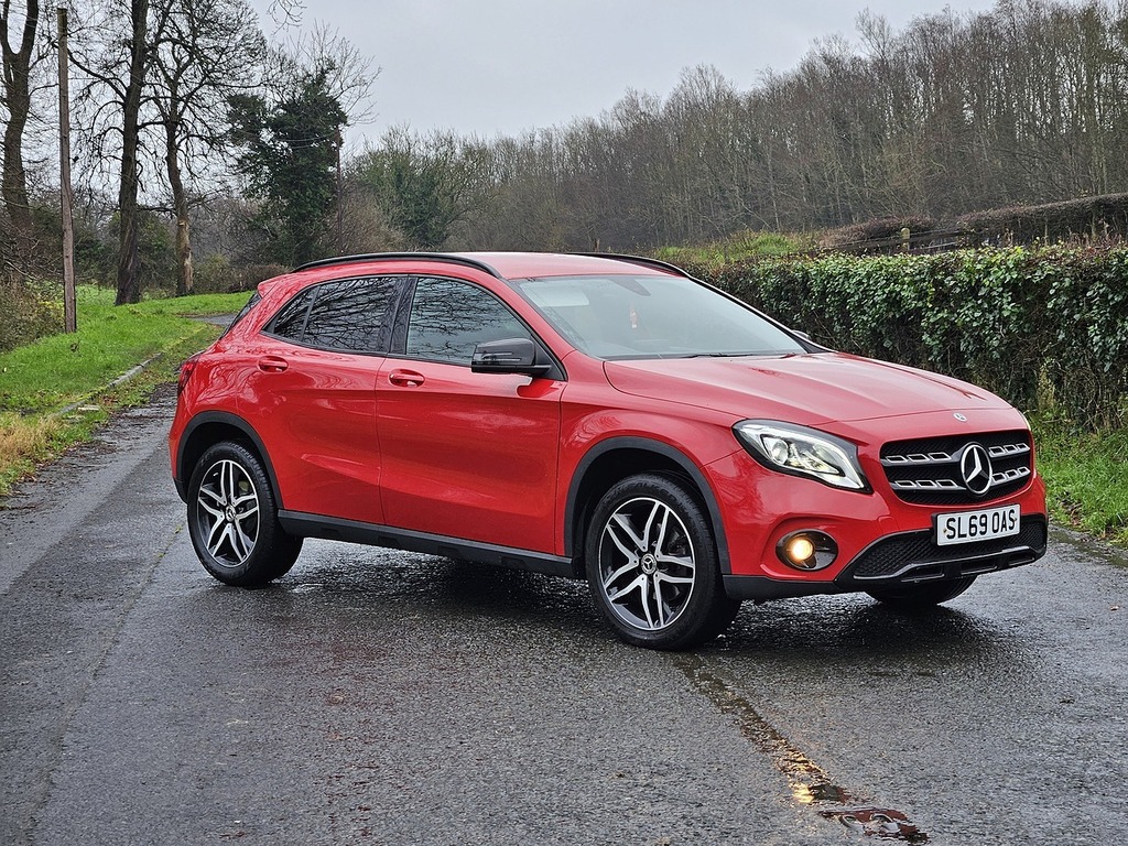 Mercedes-Benz GLA Class 1.6 Gla180 Gpf Urban Edition Suv 7G-dct Red