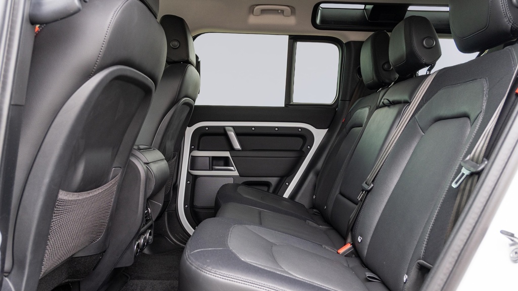 Land Rover Defender 110 3.0 D300 X-dynamic S 110 6 Seat HG24APK White #4