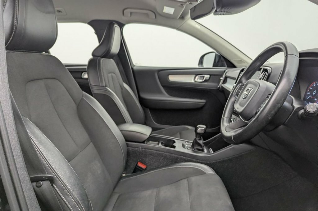 Volvo XC40 1.5L Momentum OW18JGZ Black #3