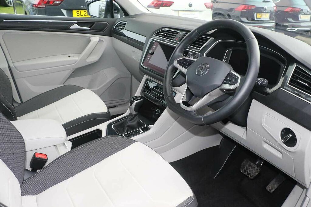 Volkswagen Tiguan 1.5 Tsi 150 Elegance Dsg SA23ZXU Black #6