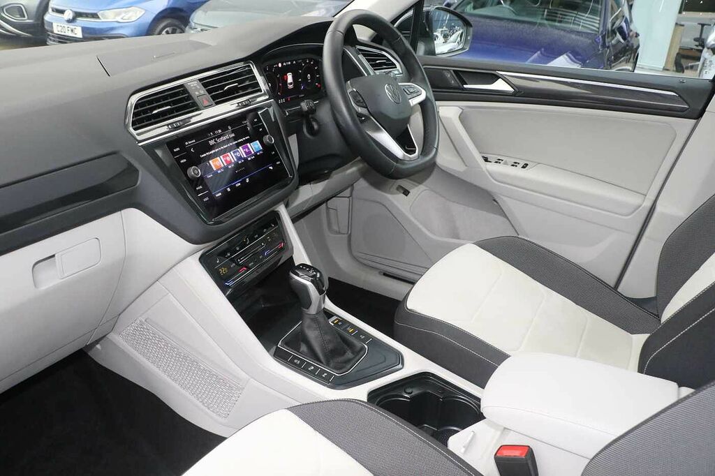 Volkswagen Tiguan 1.5 Tsi 150 Elegance Dsg SA23ZXU Black #2