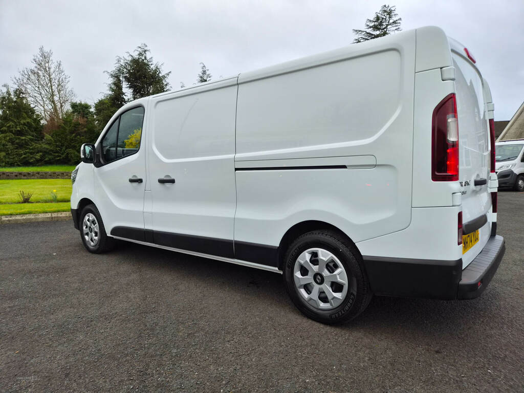 Renault Trafic Ll30 Blue Dci 150 Advance Safety Van Edc MH74YDJ White #2