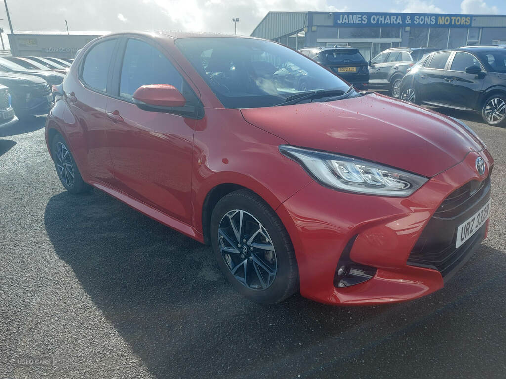 Toyota Yaris 1.5 Hybrid Design Cvt URZ3329 Red #2