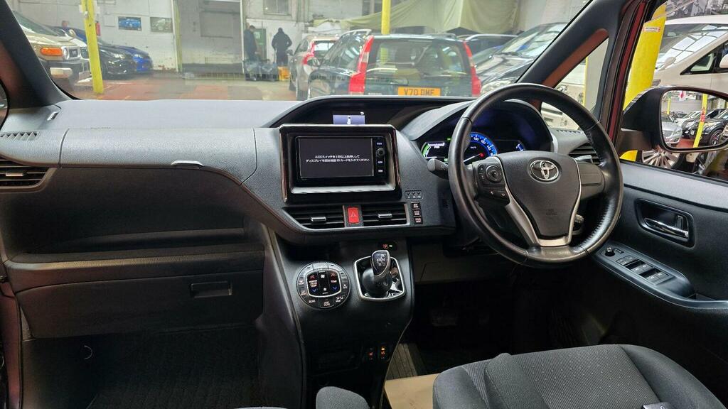 Toyota Voxy Mpv 1.8 Hybrid 7 Seats 2015 Ulez Free 201515 Black #3
