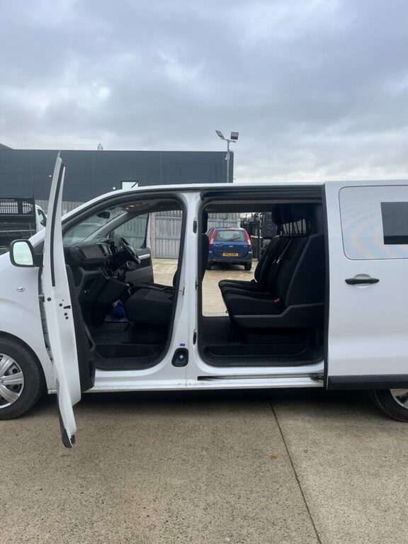 Vauxhall Vivaro 2.0D Crew Cab AVZ2869 #6