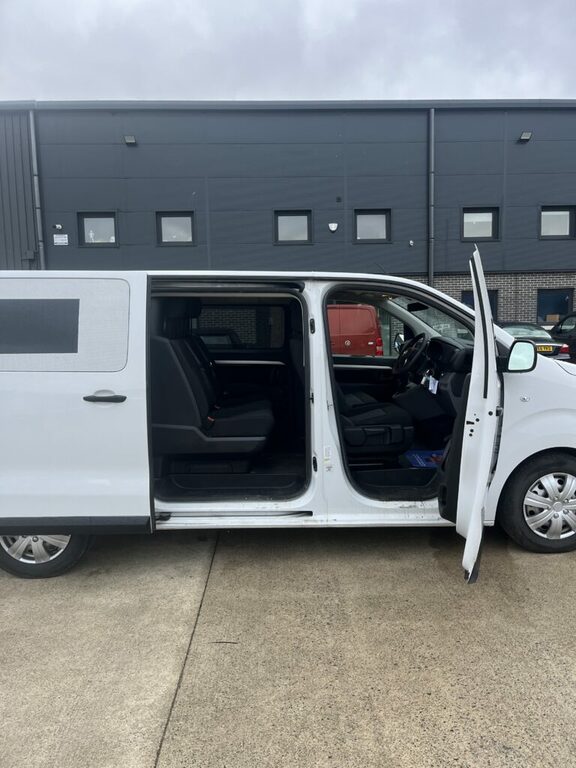 Vauxhall Vivaro 2.0D Crew Cab AVZ2869 #3