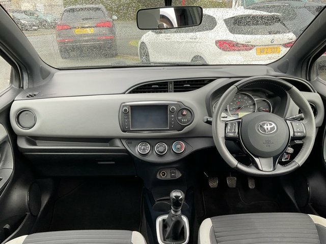 Toyota Yaris 1.33 Dual Vvt-i Design Hatchback FJ16UZK White #4