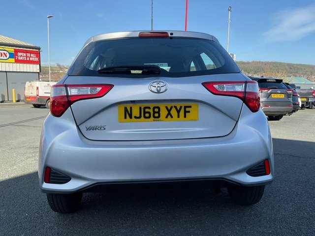 Toyota Yaris 1.5 Vvt-i Icon Tech Hatchback Eu NJ68XYF Silver #4
