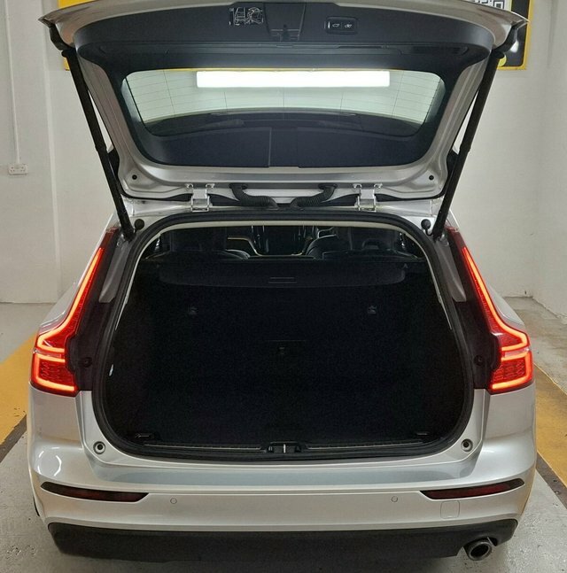 Volvo V60 2019 2.0 D3 Momentum Pro Estate Eu PRZ1868 Silver #6