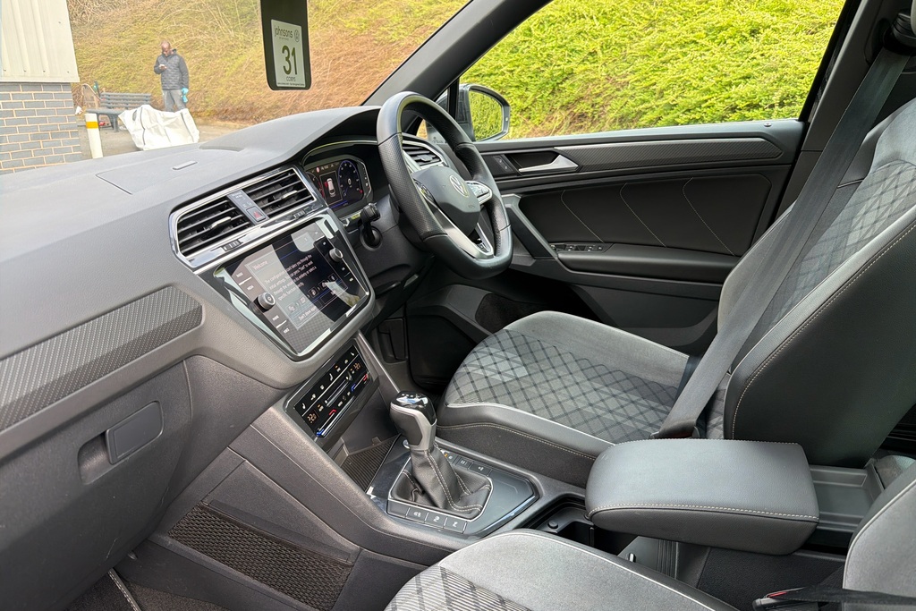 Volkswagen Tiguan 2.0 Tdi R-line Dsg DY72VUH Black #2