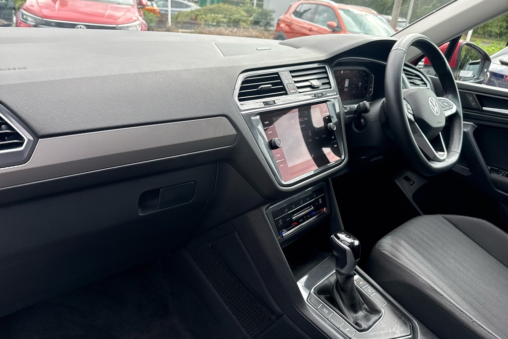 Volkswagen Tiguan Allspace 1.5 Tsi Life Dsg Red #4