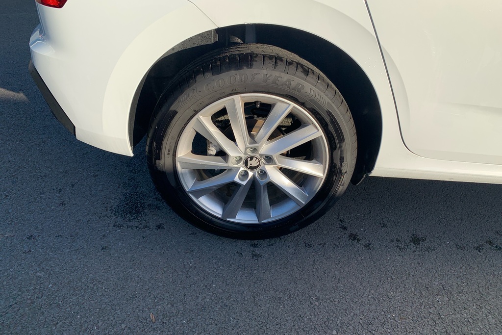 Skoda Kamiq 1.0 Tsi 95 Se Edition BL75PKK White #5