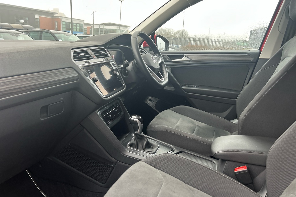 Volkswagen Tiguan Allspace 1.5 Tsi Elegance Dsg MT23FBF Red #3
