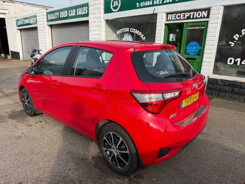 Toyota Yaris 1.5-vvt-i-icon-tech-hatchback-5dr-petrol-manual-eu YU19EGD Red #3