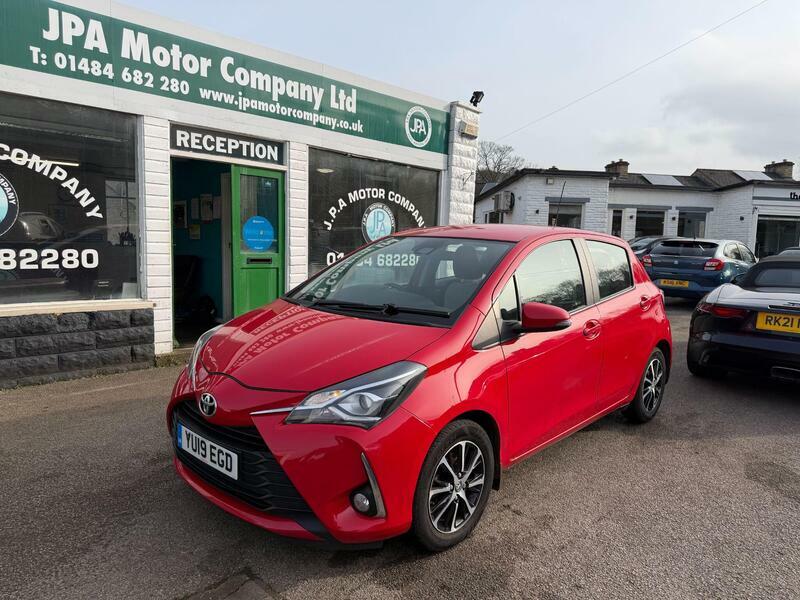 Toyota Yaris 1.5-vvt-i-icon-tech-hatchback-5dr-petrol-manual-eu Red
