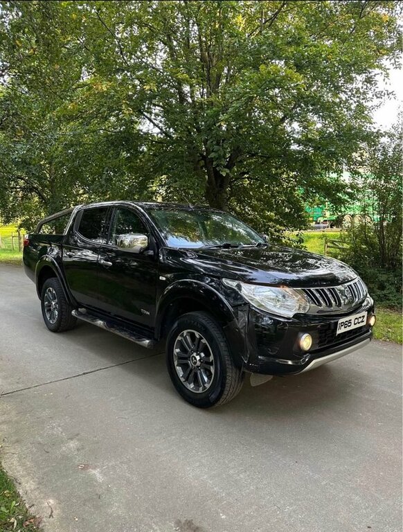 Mitsubishi L200 2015 2.4 Di-d Dc Titan Pickup Double Cab Diese Black
