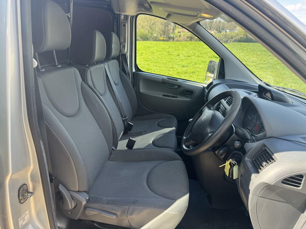 Peugeot Expert Minibus White #9