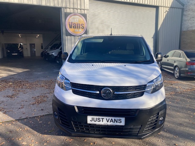 Vauxhall Vivaro Mpv VK23EDV White #2