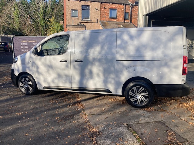 Vauxhall Vivaro Mpv VK23EDV White #3