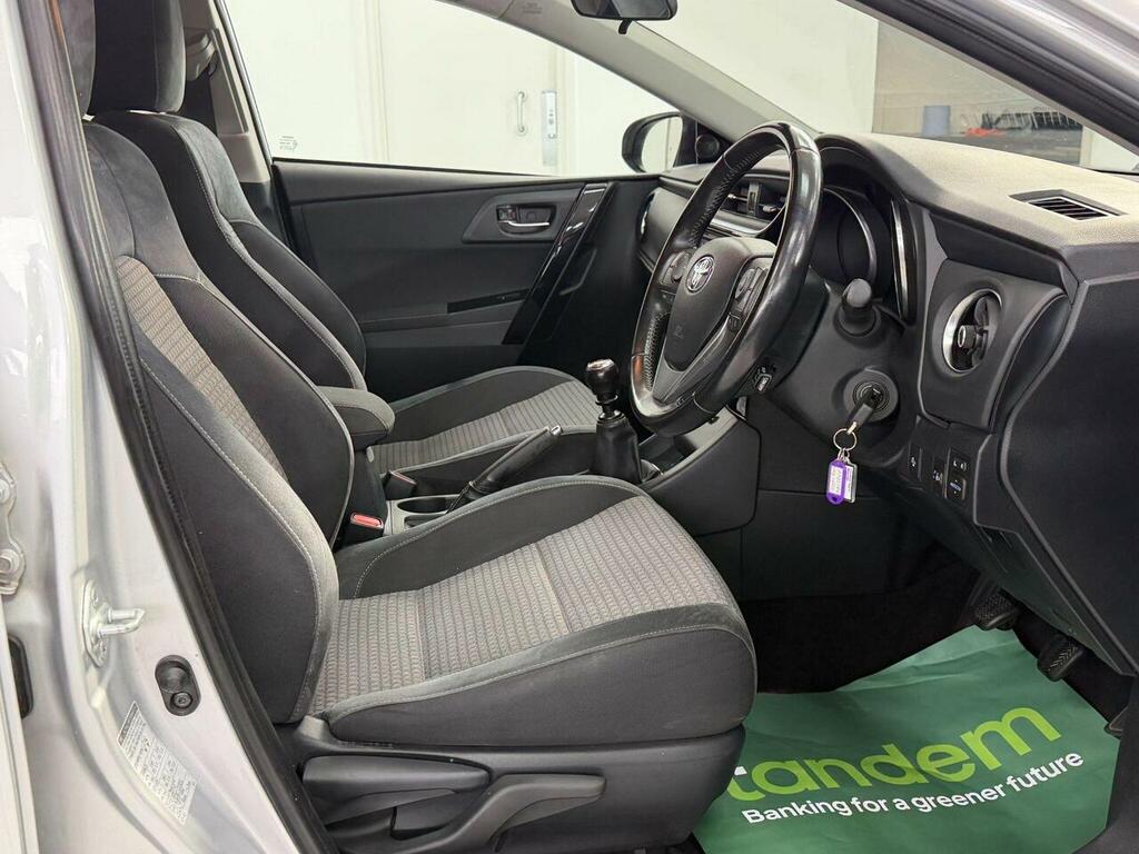 Toyota Auris 1.6 D-4d Design Euro 6 Ss Safety Sense Silver