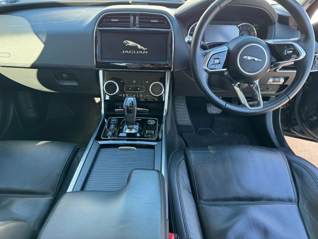 Jaguar XE 2L S SV70LLR Black #4