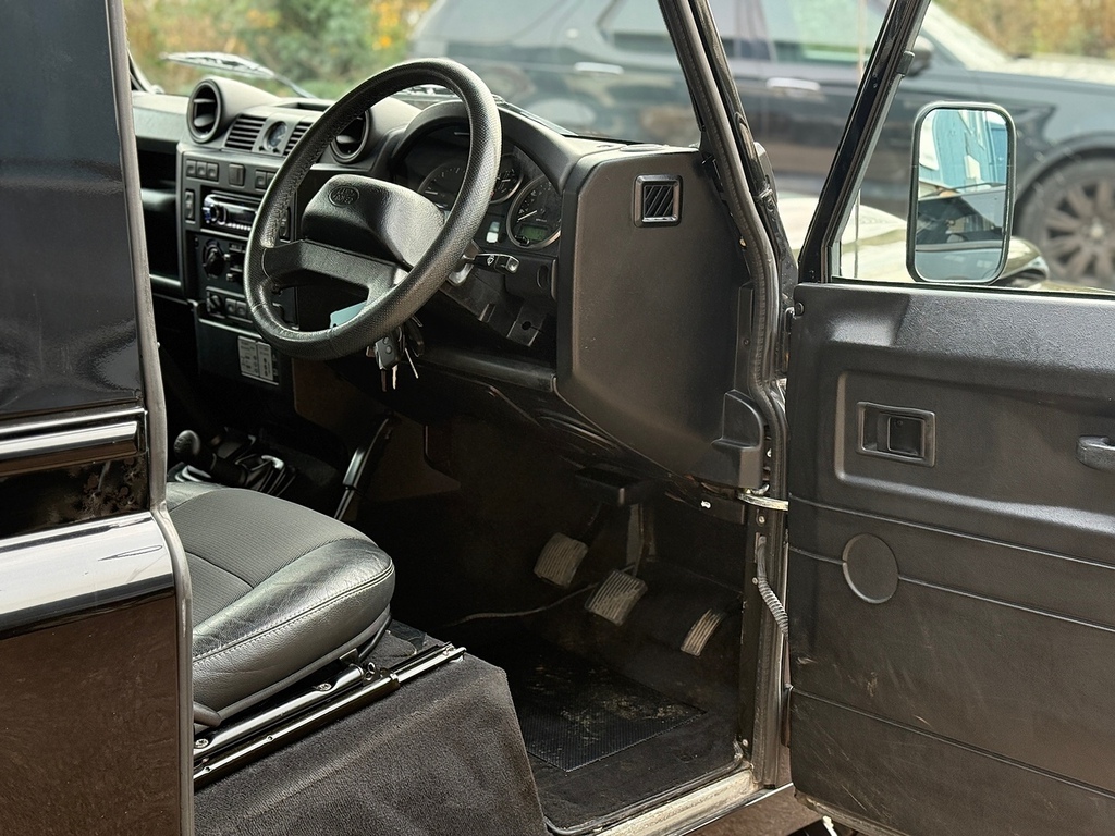 Land Rover Defender 90 Tdci Xs U5360 Black