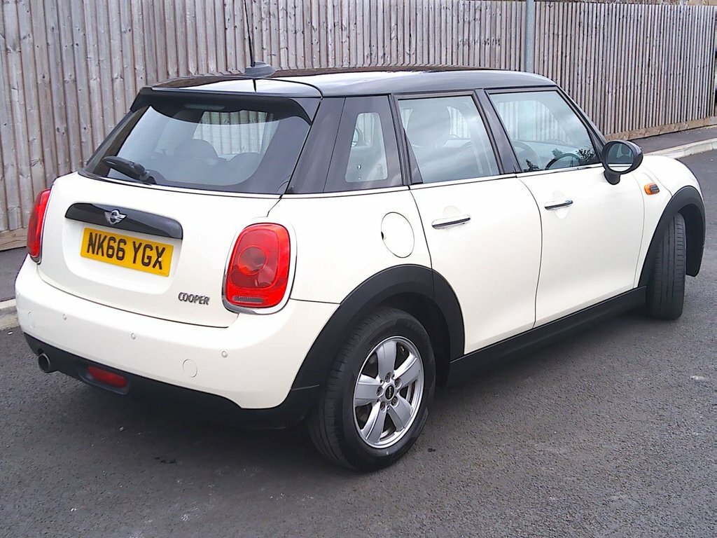 Mini Hatch 1.5L Cooper White #3