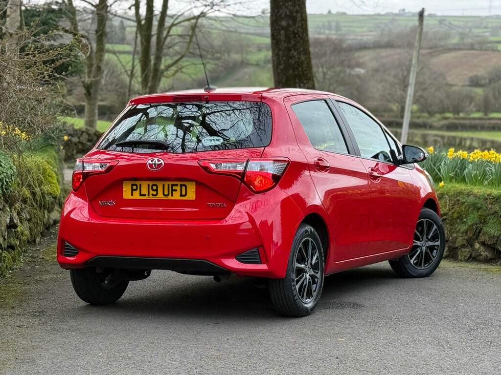 Toyota Yaris 1.5 Vvt-i Icon Tech PL19UFD Red #2