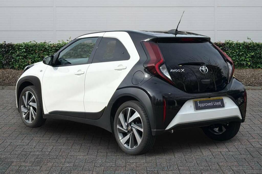 Toyota Aygo X 1.0 Vvt-i Edge Parking BV24MXC White #2