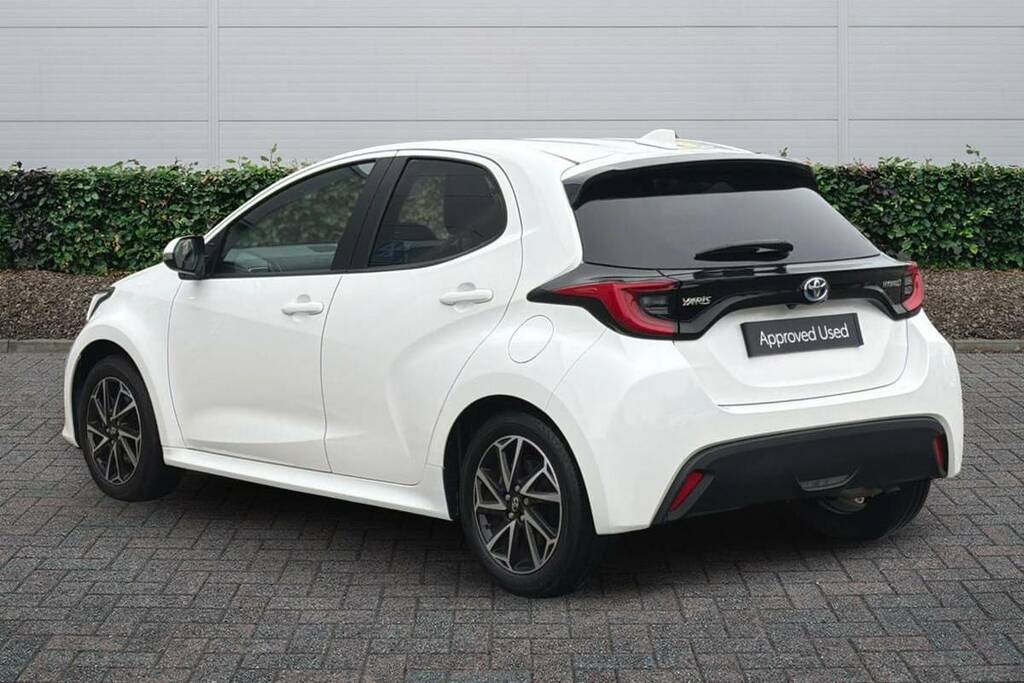 Toyota Yaris 1.5 Hybrid Design Cvt FV23CSY White #2