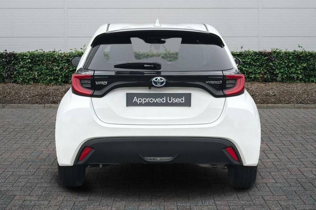 Toyota Yaris 1.5 Hybrid Design Cvt FV23CSY White #4