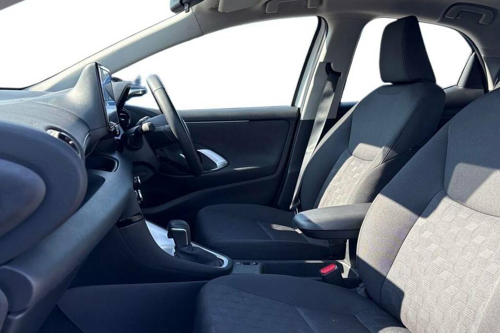Toyota Yaris 1.5 Hybrid Icon Cvt WM74AAV White #6