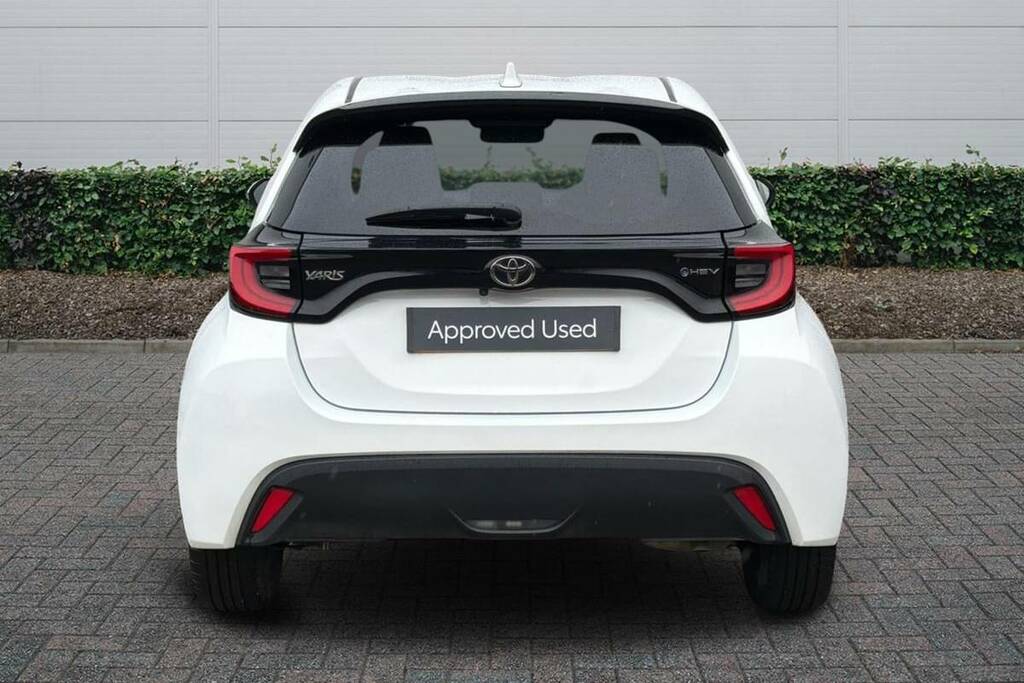 Toyota Yaris 1.5 Hybrid Design Cvt FV24OAE White #4