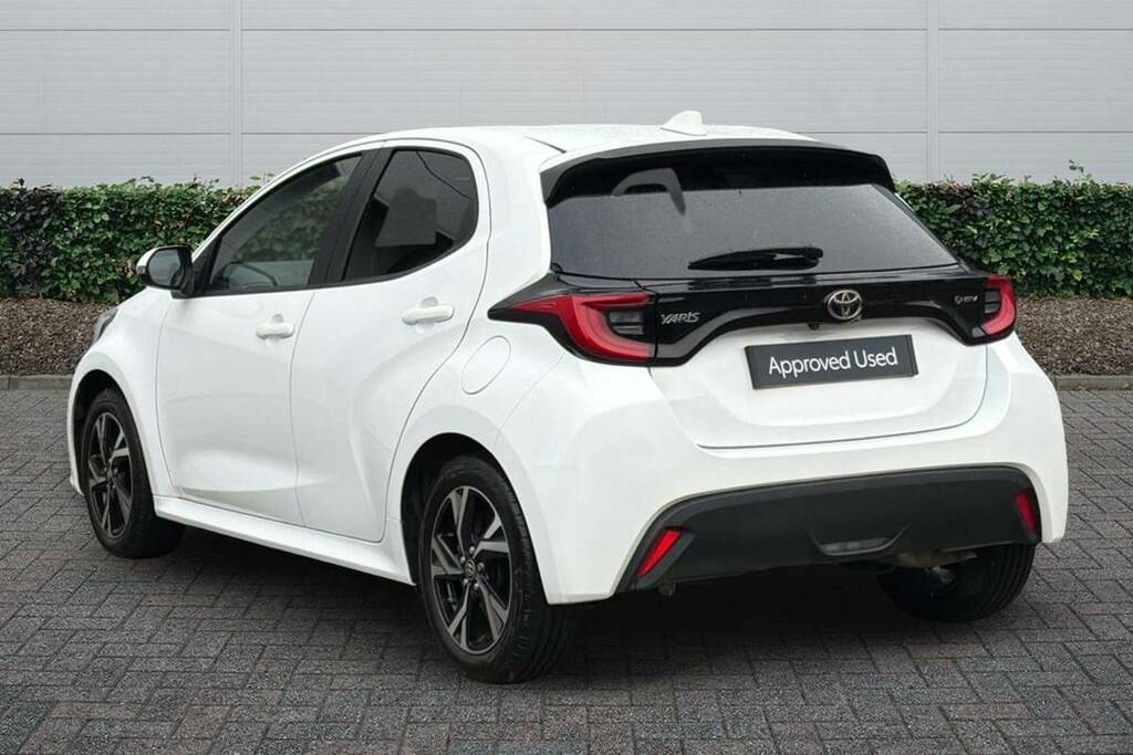 Toyota Yaris 1.5 Hybrid Design Cvt FV24OAE White #2