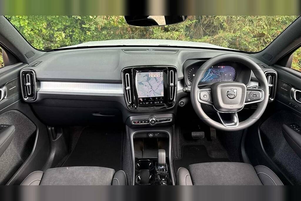 Volvo XC40 2.0 B4p Ultra Black Edition BW75FFN White #3