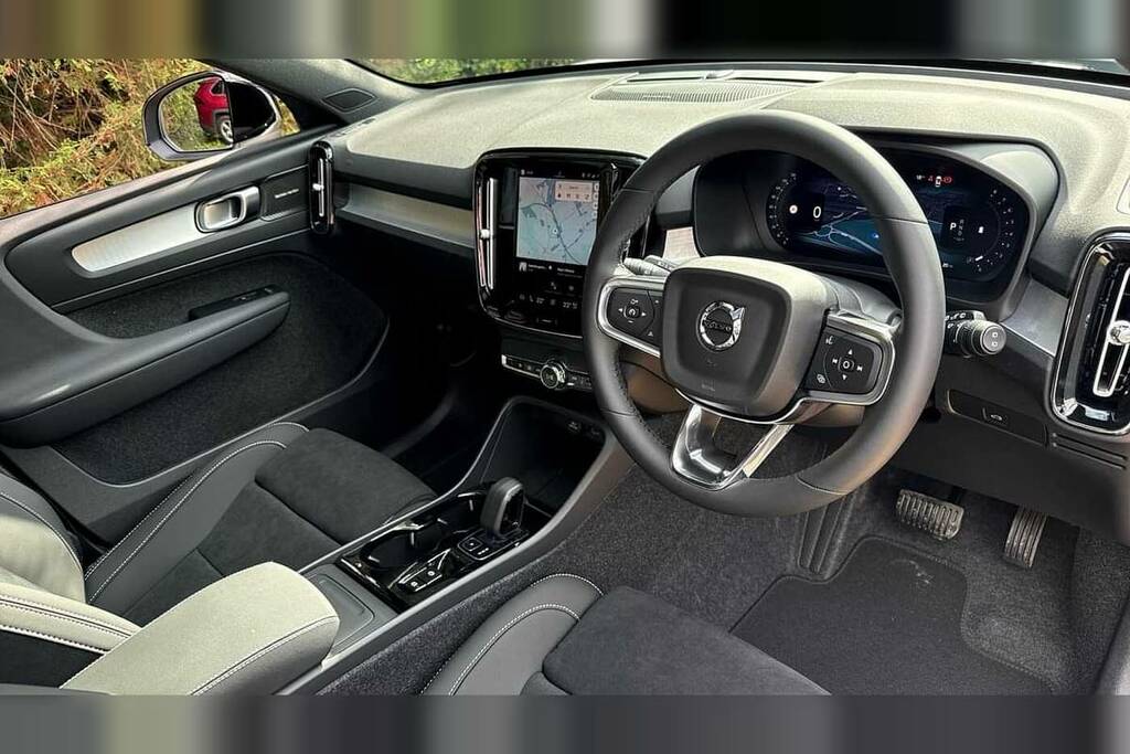 Volvo XC40 2.0 B4p Ultra Black Edition BW75FFN White #2