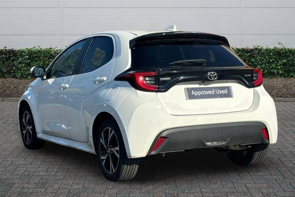 Toyota Yaris 1.5 Hybrid Design Cvt BK24KZS White #2