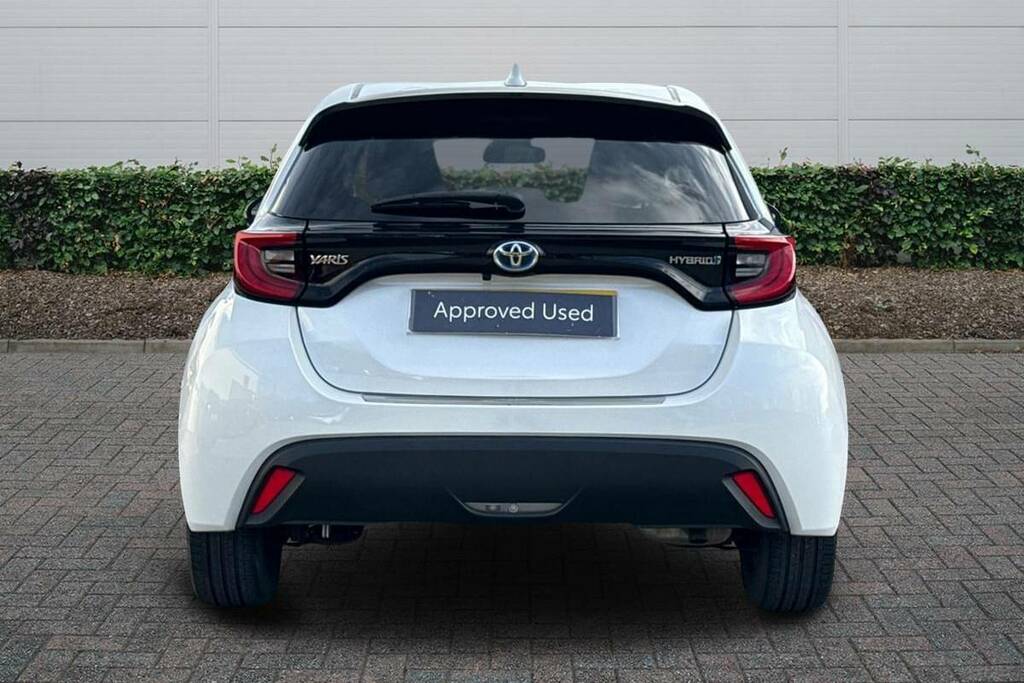 Toyota Yaris 1.5 Hybrid Design Cvt FH73AEN White #4