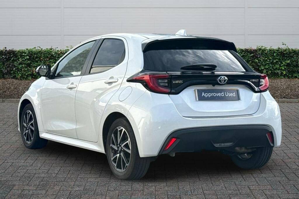 Toyota Yaris 1.5 Hybrid Design Cvt FH73AEN White #2