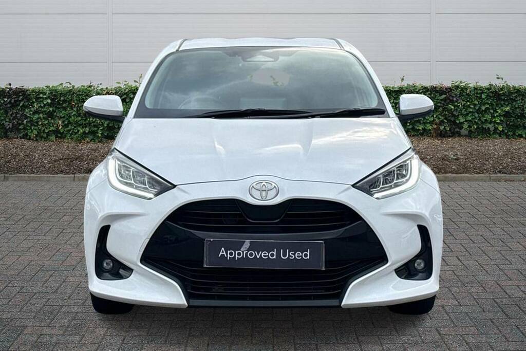 Toyota Yaris 1.5 Hybrid Design Cvt BJ24WZG White #3