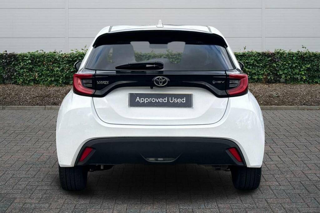 Toyota Yaris 1.5 Hybrid Design Cvt BJ24WZG White #4